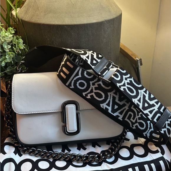 Marc Jacobs Handbags - Authentic MARC JACOB Bicolor leather magnetic flap 2 straps shoulder/Crosby